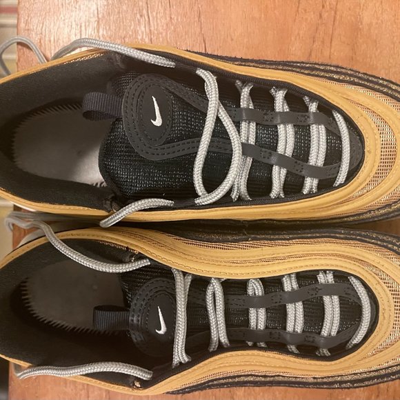 Athletic_Shoes